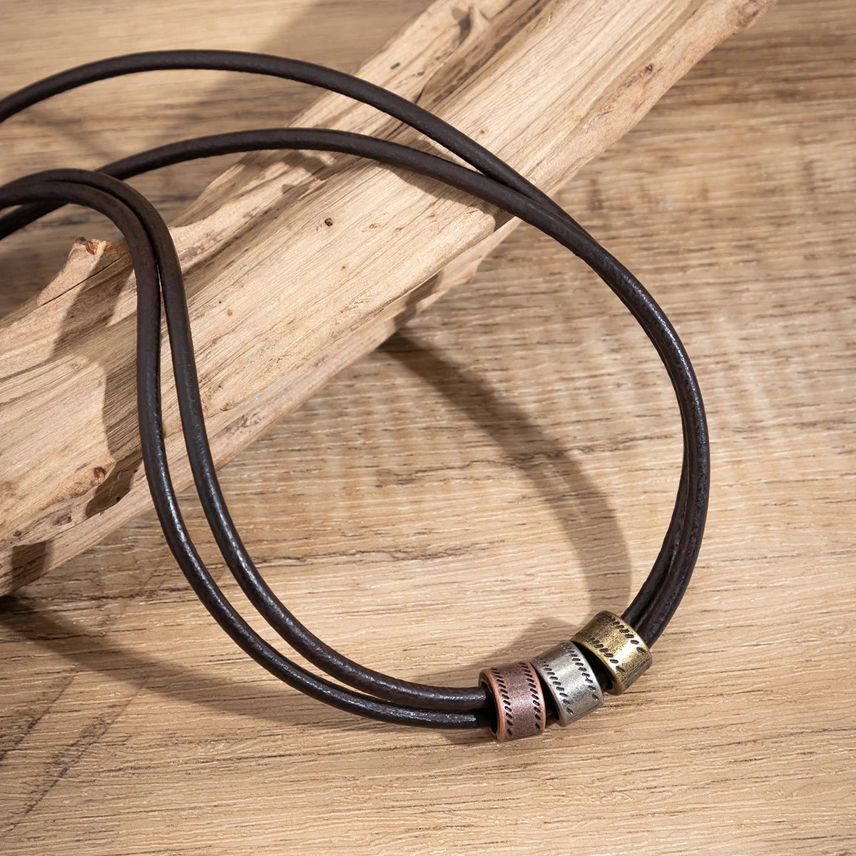 Colar Masculino Vintage de Couro Três Aros Metálicos