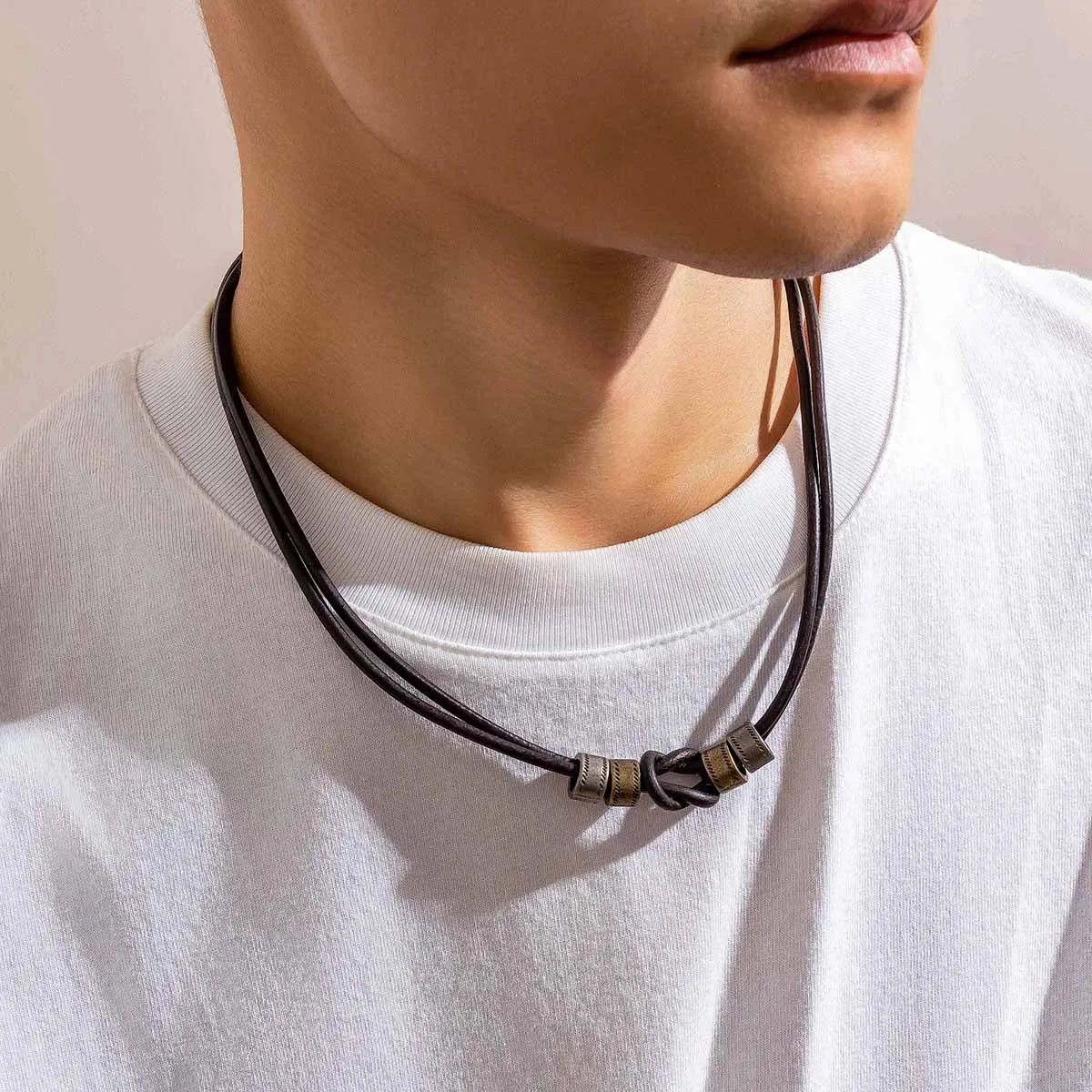 Colar Masculino Vintage de Couro Três Aros Metálicos