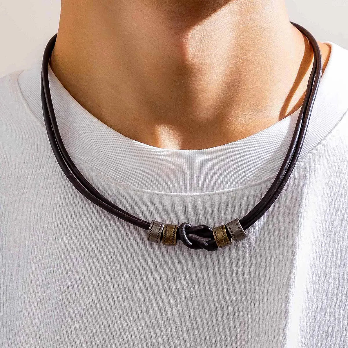 Colar Masculino Vintage de Couro Três Aros Metálicos