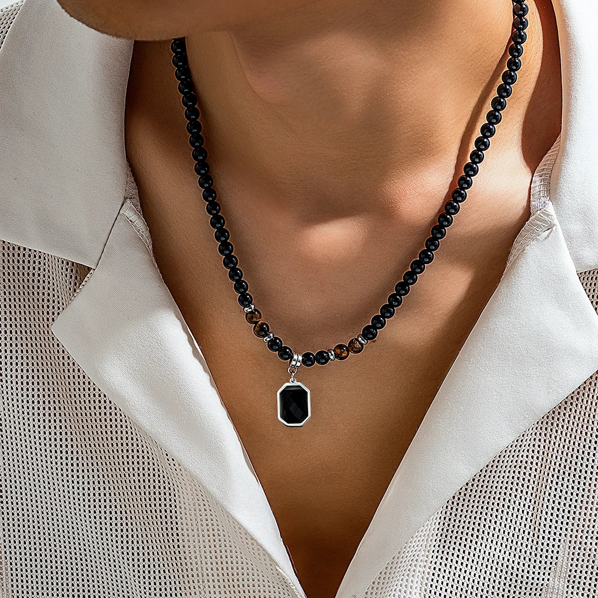 Colar Masculino com Pérolas Negras e Pingente Quadrado