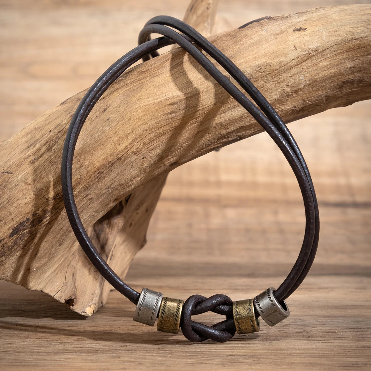 Colar Masculino Vintage de Couro Três Aros Metálicos