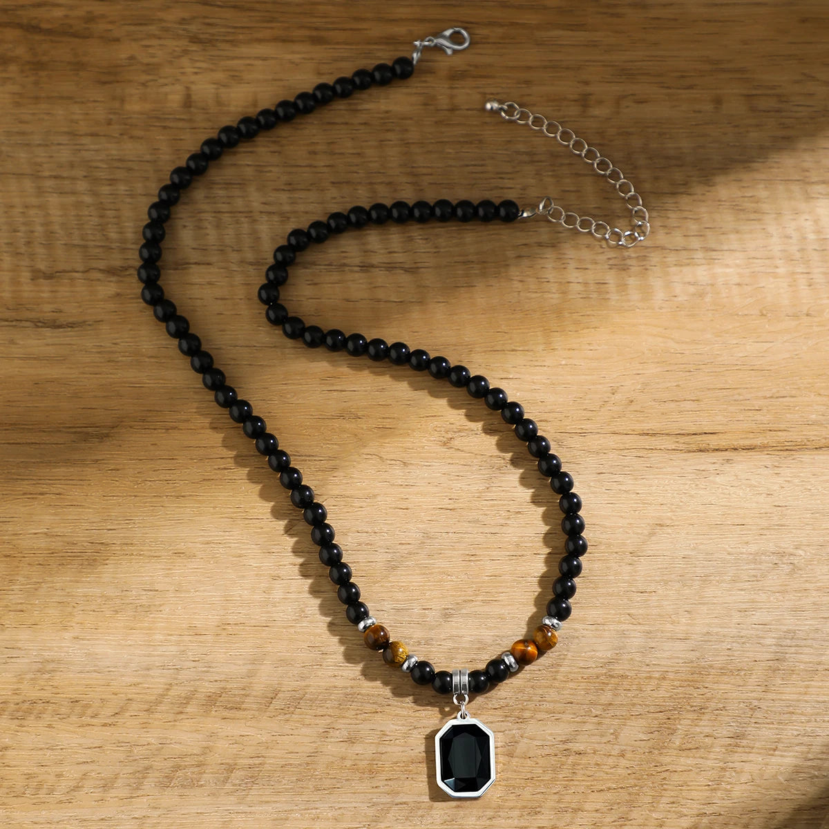 Colar Masculino com Pérolas Negras e Pingente Quadrado