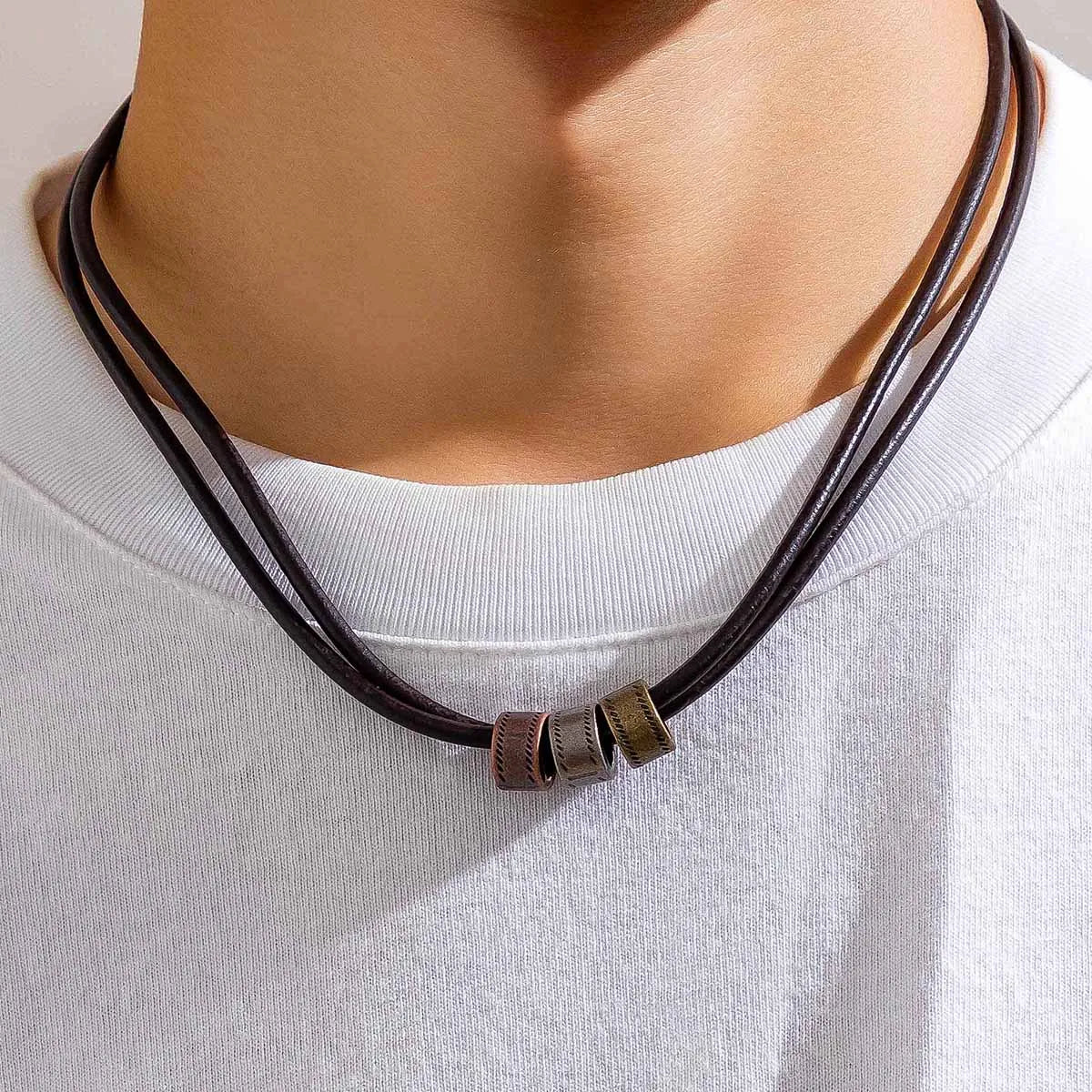 Colar Masculino Vintage de Couro Três Aros Metálicos