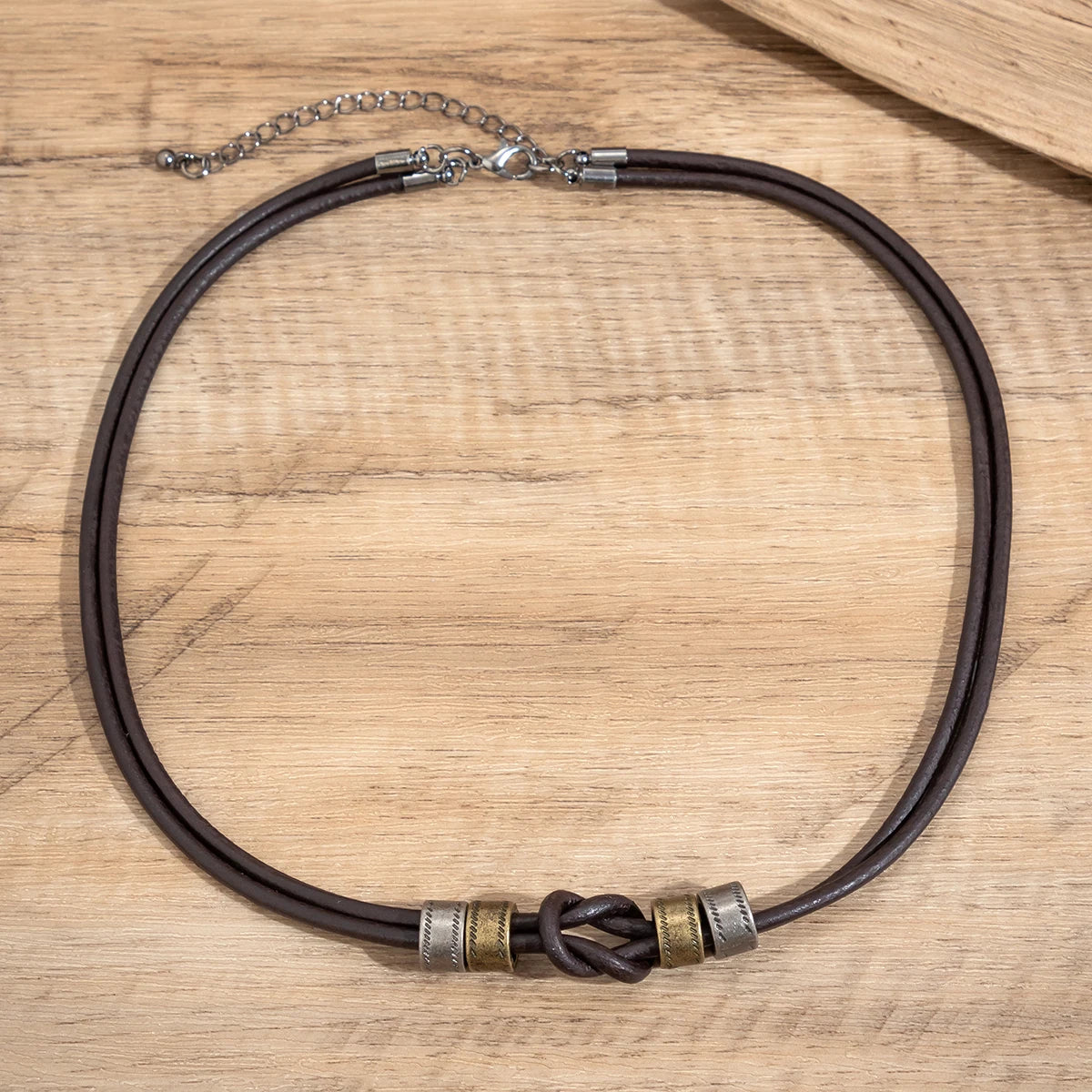 Colar Masculino Vintage de Couro Três Aros Metálicos