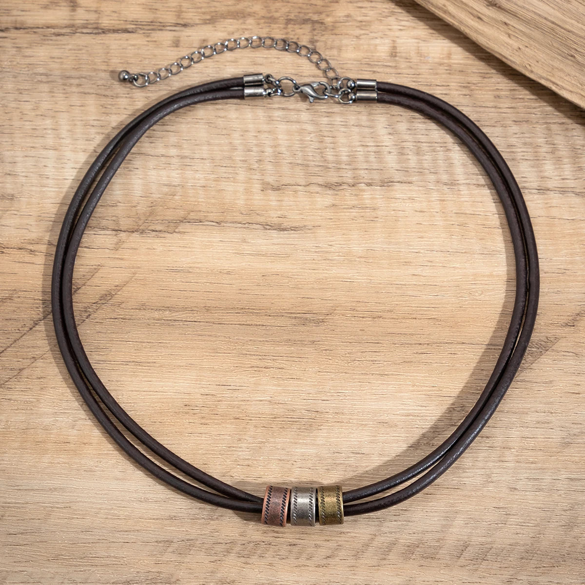Colar Masculino Vintage de Couro Três Aros Metálicos