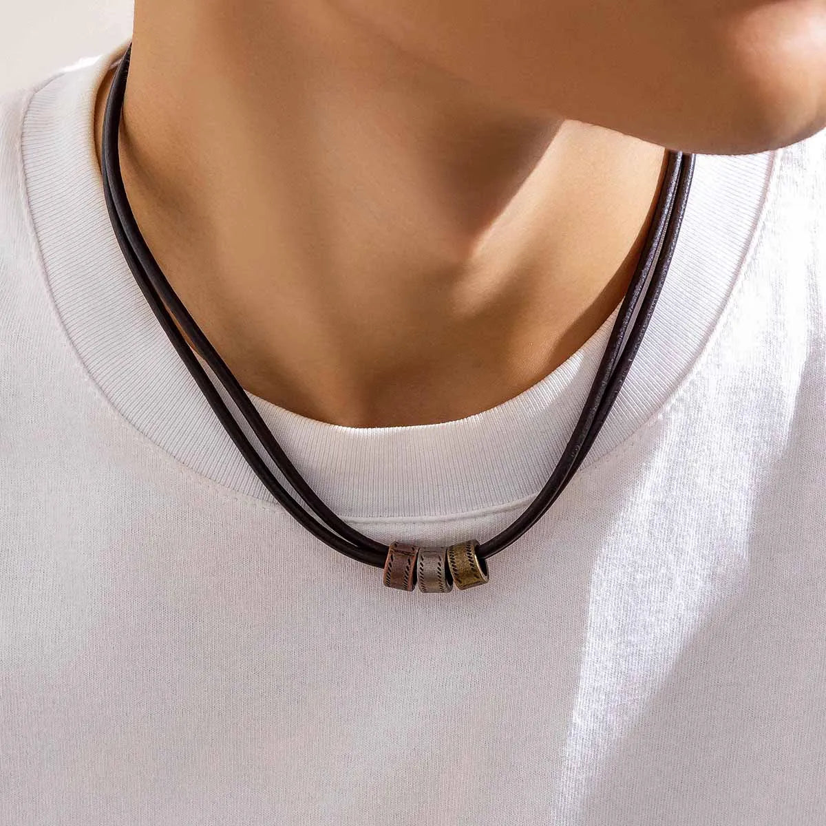 Colar Masculino Vintage de Couro Três Aros Metálicos