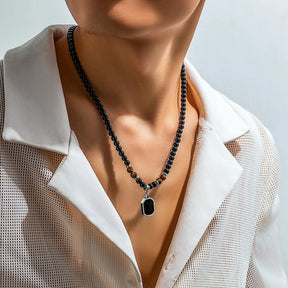 Colar Masculino com Pérolas Negras e Pingente Quadrado