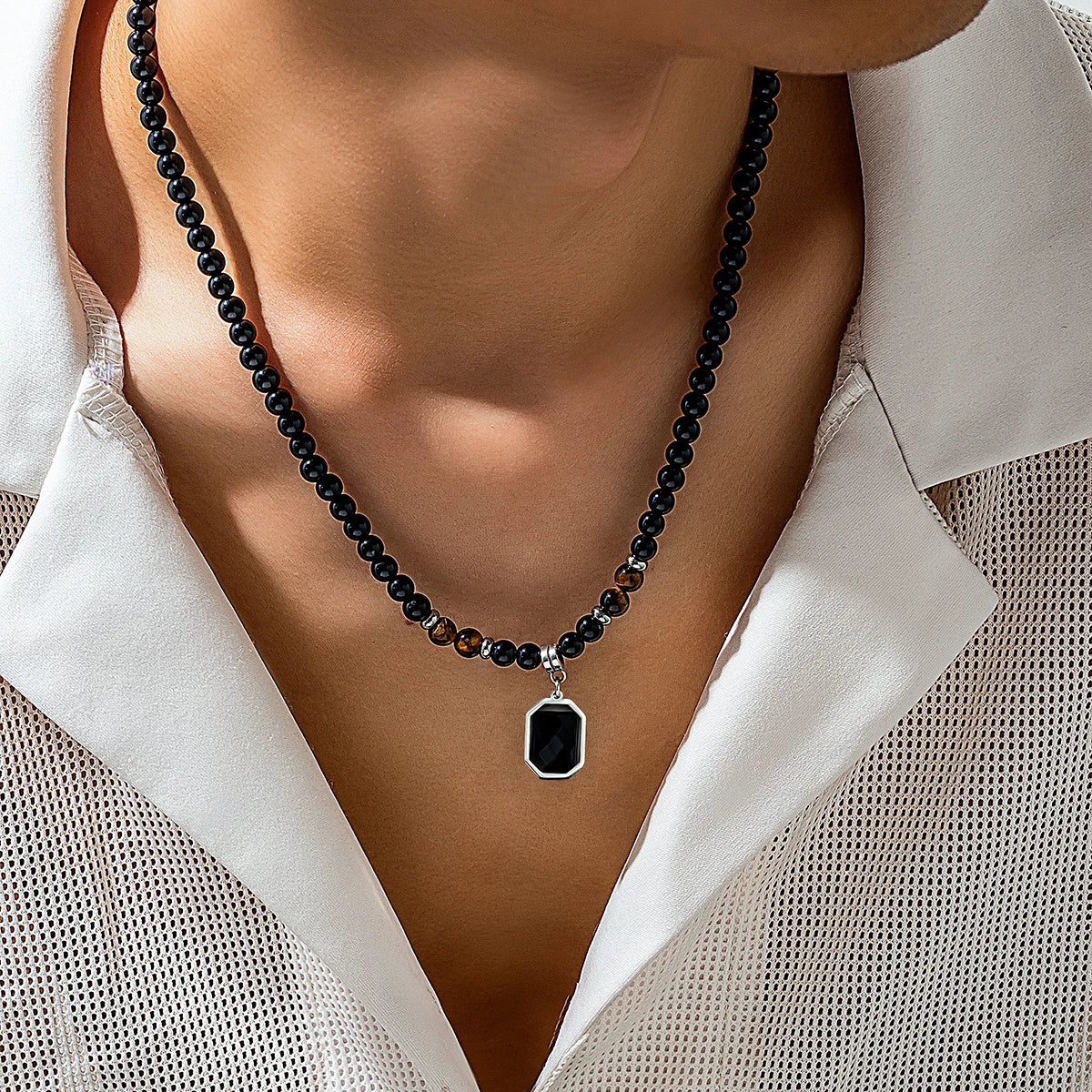 Colar Masculino com Pérolas Negras e Pingente Quadrado