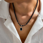 Colar Masculino com Pérolas Negras e Pingente Quadrado