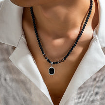 Colar Masculino com Pérolas Negras e Pingente Quadrado